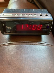 Reloj despertador digital doble vintage Cosmo Time LED con repetición modelo E551 - Imagen 1 de 8