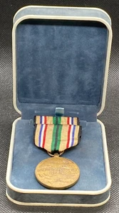 VINTAGE GENUINE U.S. MEDAL PRESENTATION SET: SOUTHWEST ASIA SERVICE SHIPS FREE! - Picture 1 of 5
