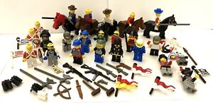Lego Vintage Castle Knights Lot of 20 Minifigures + 5 Horses + accessories