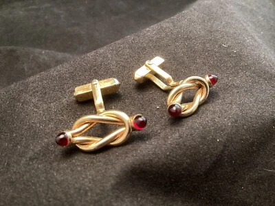 Gemelos vintage de nudo retorcido cisne tono dorado con piedras rojas Foto 1 de 4