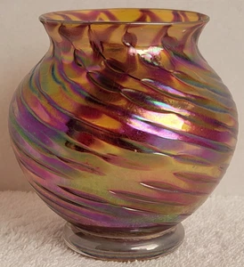 VINTAGE 4" KUNSTGLAS MUNDGEBLASENE IRISIERENDE WIRBELVASE SIGNIERT R. FOSTER '98 - Bild 1 von 8