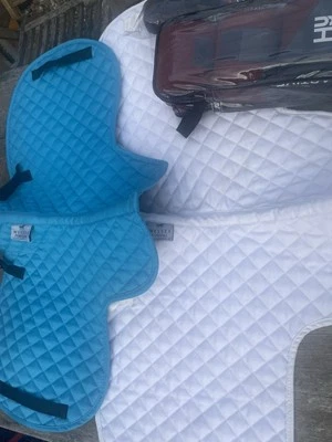 Schabracken, Numnahs, Schwanzschutz und burgunder Beingurte Konvolut - Bild 1 von 4