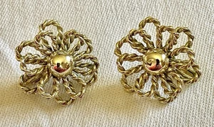 Pendientes de clip vintage firmados por Coro con flores tono dorado modernos de mediados de siglo  - Imagen 1 de 3