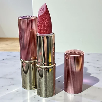 Oriflame Giordani Gold Iconic Satin Lippenstift LSF 15 Farbe Berry Red Luxe Edel