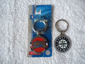 Menge 2 Sport-Schlüsselanhänger, 1"", neu mit Etikett "" NBA 76 ERS, 1, MLB Seattle Mariners - Bild 1 von 5