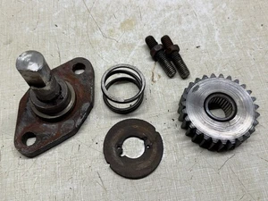 Allis Chalmers 620 Powermax Tractor Rear PTO Mid Idler Gear And Cap - Picture 1 of 3