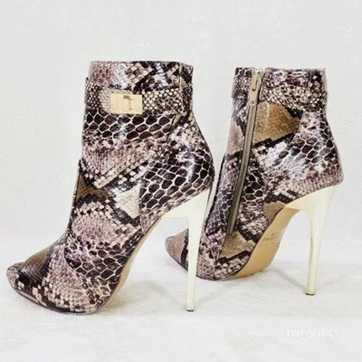 Botas de tornozelo Adamarys marrom estampa de cobra biqueira aberta ouro fino salto alto agulha - Imagem 1 de 4
