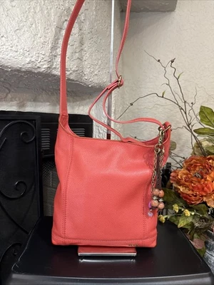 Bolso Hobo de Cuero The Sak - Coral - Correa Ajustable - Tamaño Mediano con Dije de Bolso Foto 1 de 4