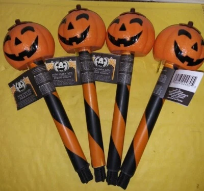 JUEGO DE 4 CALABAZAS NARANJAS CON CARAS NEGRAS LED Luces Solares de Estaca, 9 1/2 ALTO Foto 1 de 3