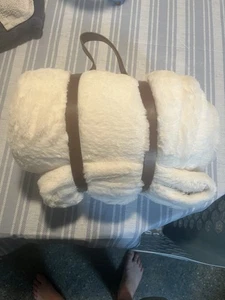 Soft Plush Polyester Throw Blanket 50 x 72 with carry strap - Picture 1 of 3