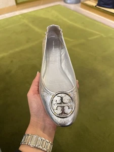 Tory Burch Multi Logo Ballett, Silber, Einzelhandel 295 $ - Bild 1 von 8