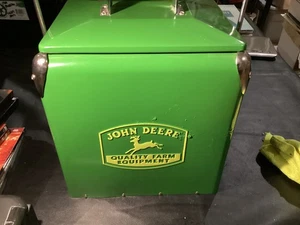 John Deere Retro Eistruhe Kühlbox mit Flaschenöffner 13L (14Qt), Edelstahl - Bild 1 von 10