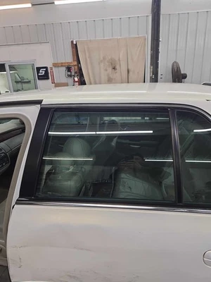 Used Rear Left Door Glass Rear fits: 2005 Cadillac Deville Rear Left Grade A Foto 1 de 4
