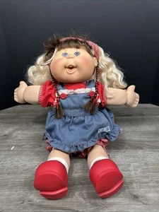 Play Along Cabbage Patch Bambini Capelli Ricci PA-12 Abito Denim Rosso CPK Vintage 2004 - Foto 1 di 18