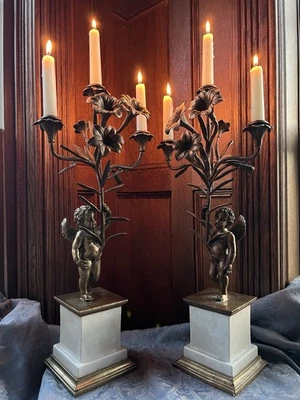 Antiguo candelabro francés de querubín y lirio de bronce y porcelana  Foto 1 de 4