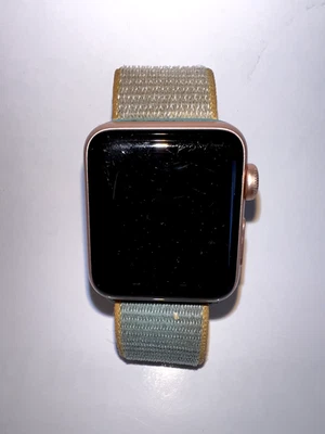 Apple Watch Series 3, 38mm Caja Aluminio Oro Rosa, GPS, WR-50 Foto 1 de 4
