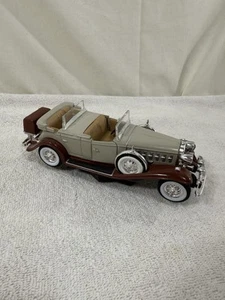 1932 Cadillac Phaeton V16 Die-Cast Car - 1:32 Signature Model - Anson - Red Tan - Picture 1 of 14