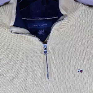 Maglione Tommy Hilfiger vintage uomo grande 1/4 zip cotone stemma bandiera gialla - Foto 1 di 7