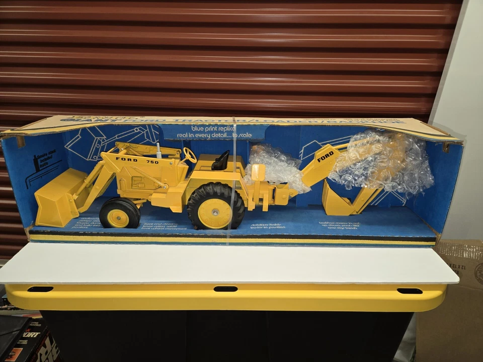 复古 1974 Ertl #820 巨型福特装载机和反铲全新 — 第 1/4 张图片