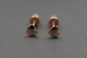 Pendientes de tachuelas traseros de seguridad para corazón pequeño oro rosa de 14 K de 3,5 mm. - Imagen 1 de 9