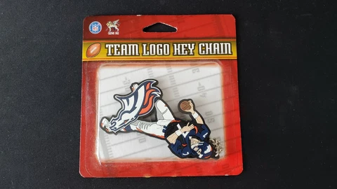 John Elway Crown Pro Team Logo key Chain Denver Broncos Vintage NEW Cover