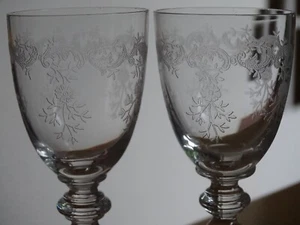 SAINT LOUIS 2 ANCIENS VERRES A LIQUEUR CRISTAL MOD GRAVURE LOUISE 1293 ht 10 cm - Picture 1 of 7