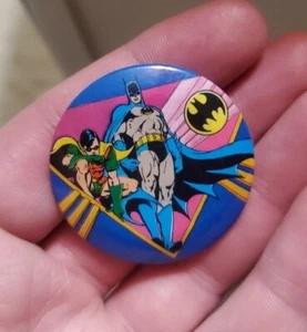 Vintage 80's Batman Pinback - DC Comics Collectible - Cheap Shipping! - Picture 1 of 7