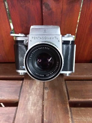 Cámara analógica Pentacon SIX TL vintage con óptica Zeiss "Zebra" Foto 1 de 4