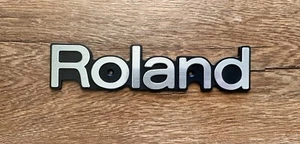 Roland KD-120 Kick Drum hinten "ROLAND" Original OEM Typenschild/Emblem... Brandneu - Bild 1 von 1
