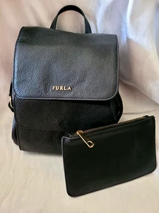 Zaino Furla in pelle nera con coulisse e patta chiusura bottoni doppie cinghie posteriori - Foto 1 di 18