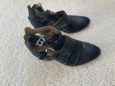 Qupid Women s Black Booties Size 10  Strips Zipper On The Back - Image 1 of 4