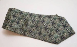 Bill Blass Men's Neck Tie Green diamond shapes 100% Silk - Picture 1 of 9