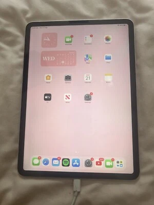 Apple iPad Pro 1st Gen. 64GB, Wi-Fi + 4G (Unlocked), 11 in - Silver - Image 1 of 4