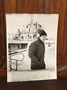 Foto de prensa del oficial vigilante de la Guardia Costera de Estados Unidos 1970 Ralph Eustis - Imagen 1 de 3