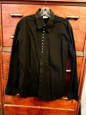 Camisa Versus Negra, Tipo Esmoquin, Botones Plateados y Botones Logo Ocultos Talla 34/48 Foto 1 de 4