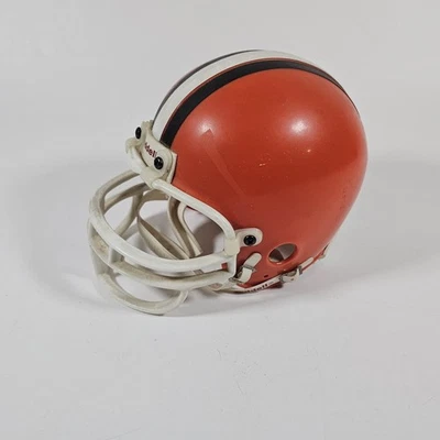 Mini casco de fútbol americano vintage de los Cleveland Browns de la NFL 1995 con barbilla Foto 1 de 4
