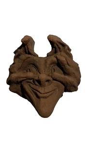 NAUGHTY GARGOYLE HOBBLE LOVELY GARDEN WALL HANGING ORNAMENT - Picture 1 of 1