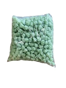 Minipaquete de embalaje de cacahuetes en forma de árbol de Navidad FunPak biodegradable de 0,6 pies cúbicos - Imagen 1 de 5