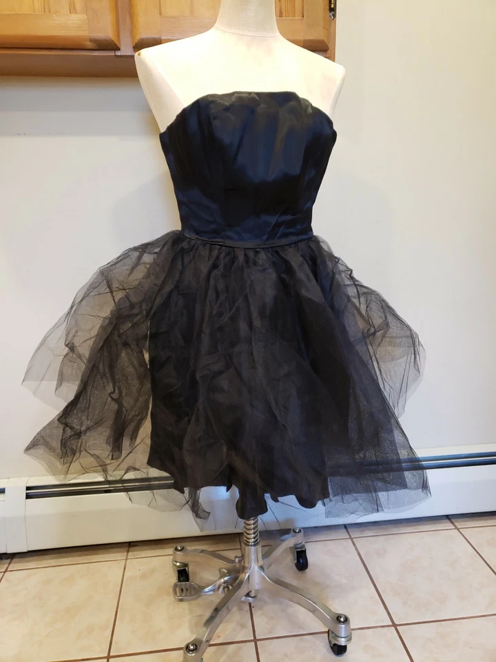 Vestido tutú vintage sin tirantes negro satinado Scarlett Nite  Foto 1 de 4