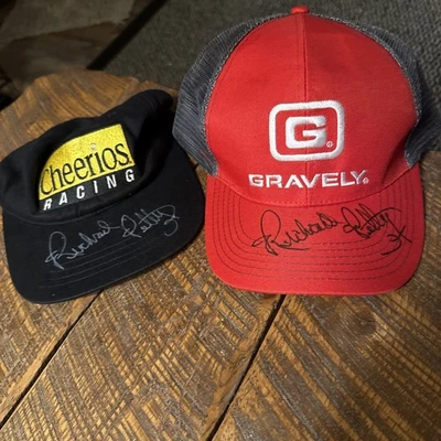 Lote de sombreros autografiados firmados Richard Petty Cheerios Gravely Foto 1 de 3