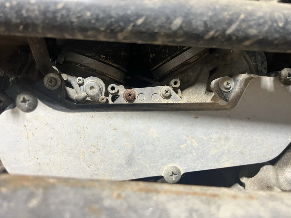 川崎Brute Force 750化油器碳水化合物套装架2005 — 第 1/1 张图片