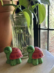 Vintage 1980 HALLMARK 2 Merry Miniatures 2" San Valentín Tortuga Verde Corazones Rojos - Imagen 1 de 12