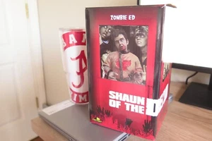 SHAUN OF THE DEAD ZOMBIE ED BOBBLEHEAD STATUE BOX FABRIK UNTERHALTUNGSVARIANTE - Bild 1 von 7