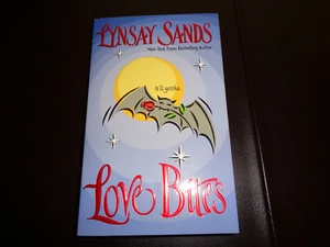 VAMPIRE BOOK - LOVE BITES Lynsay Sands 2004 PB NUOVO MAI LETTO 1° EDIZIONE HORROR - Foto 1 di 3
