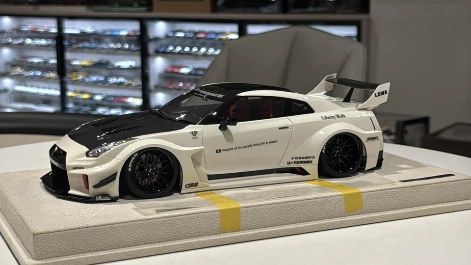 Nissan R35 GTR (Bianco/Nero) [Make Up Model] scala 1:18 - Immagine 1 di 1