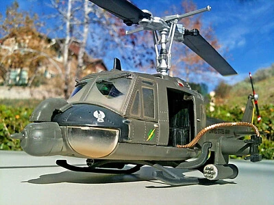 Corgi Bell UH-1C Huey Assault Helicopter US Army 1st Calv Gunship Vietnam 1:48 - Image 1 of 4