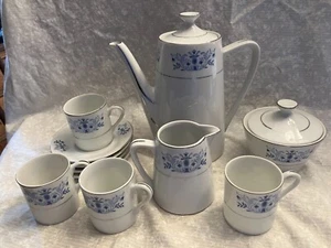 Set da tè. 11 pezzi. Teiera, crema, zucchero, 4 tazze e piattini. Taglia Demitasse. - Foto 1 di 11