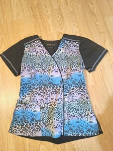 Green Town Scrub Top Animal Print Design Size XS - Picture 1 of 3