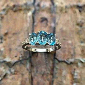 New 10K White Gold Topaz & Diamond 0.04cttw Ring, 2.45gr - Picture 1 of 3