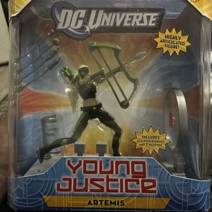 2011 Young Justice ARTEMIS Action Figure 6" Mattel DC Universe Weapons & Diorama - Picture 1 of 2